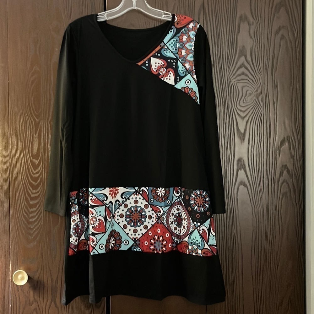 No Brand black dress with pattern at the shoulder and bottom. Size Medium